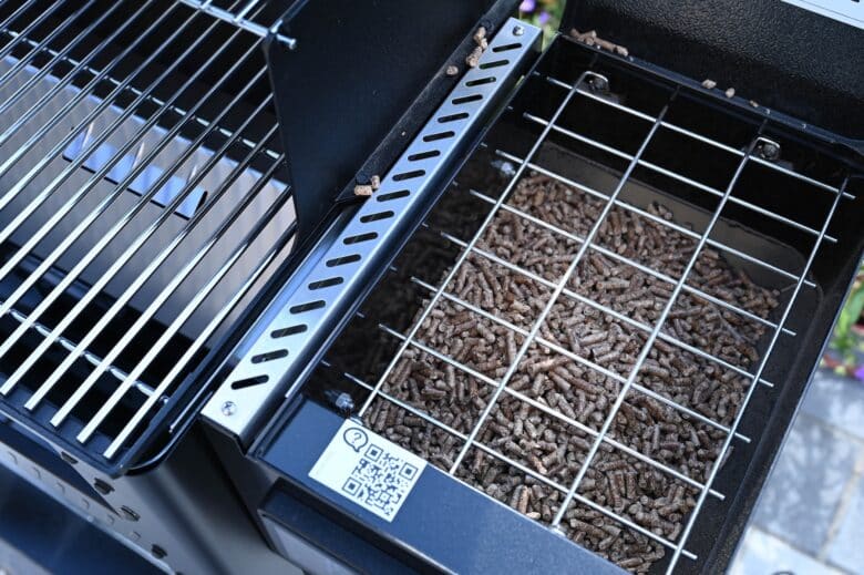 Der Weber Searwood Pelletgrill - weber searwood pelletgrill 14 - 6 Pelletkammer beim Weber Searwood